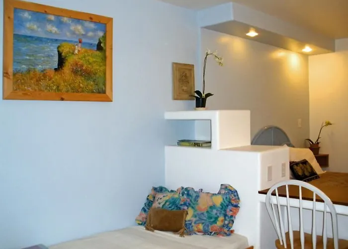 Les Artistes Inn